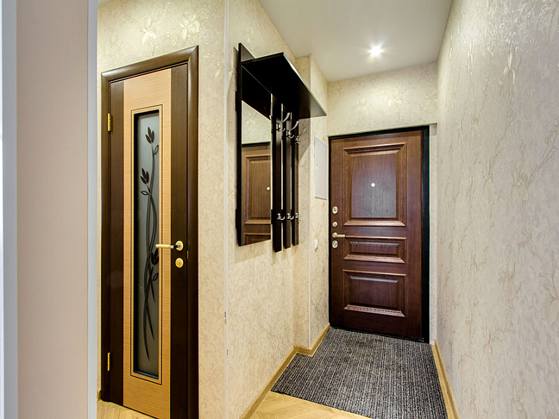 Ремонт коридора с коричневой дверью